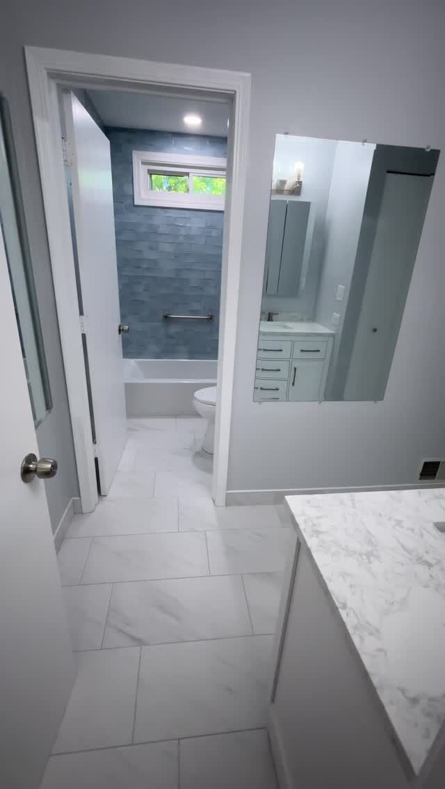 Marble-look porcelain through the bath