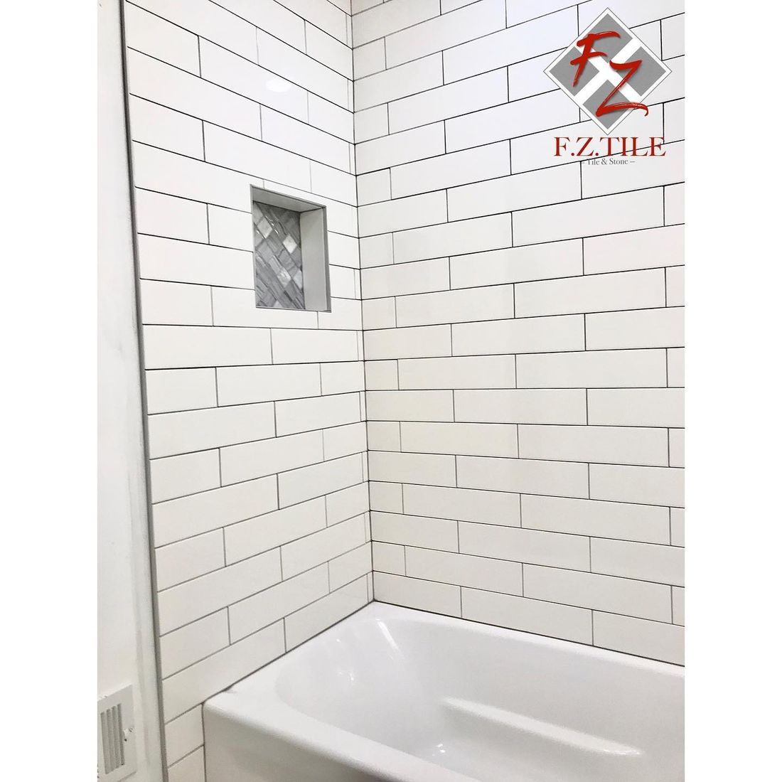 Subway tub surround with mosaic niche